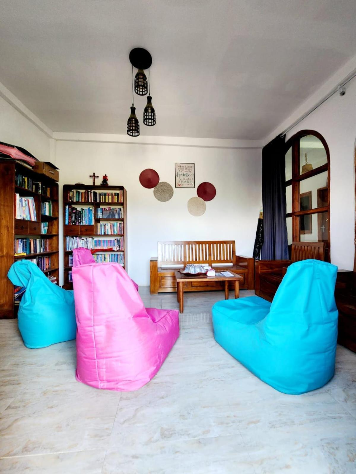 D'Flora Homestay Labuan Bajo Esterno foto