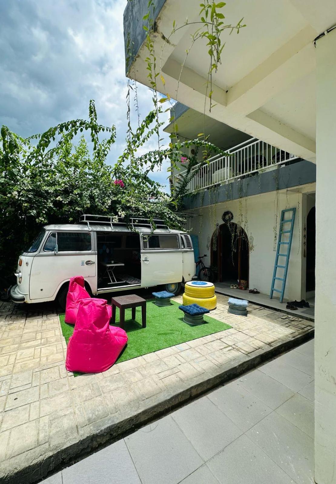 D'Flora Homestay Labuan Bajo Esterno foto