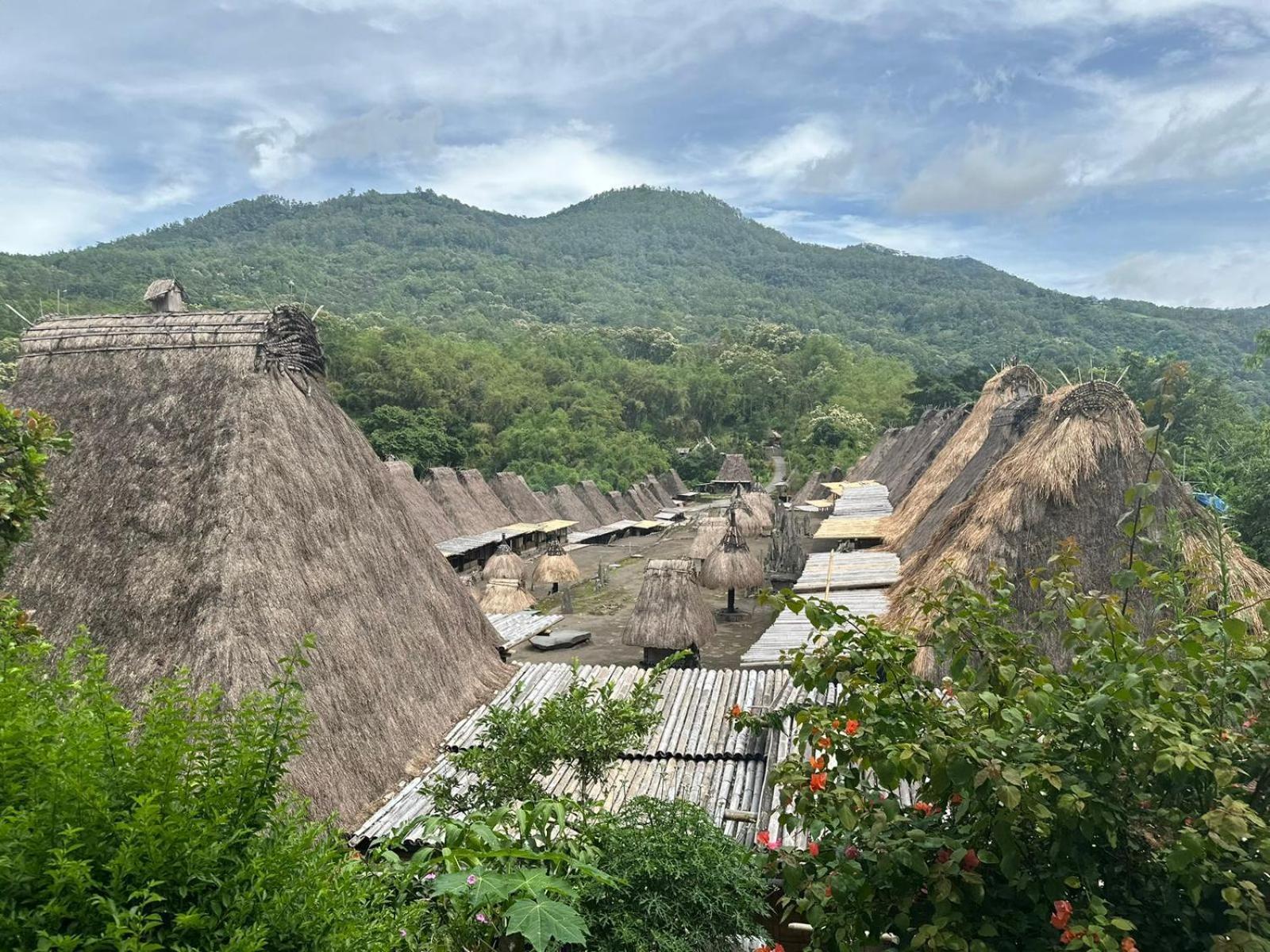 D'Flora Homestay Labuan Bajo Esterno foto
