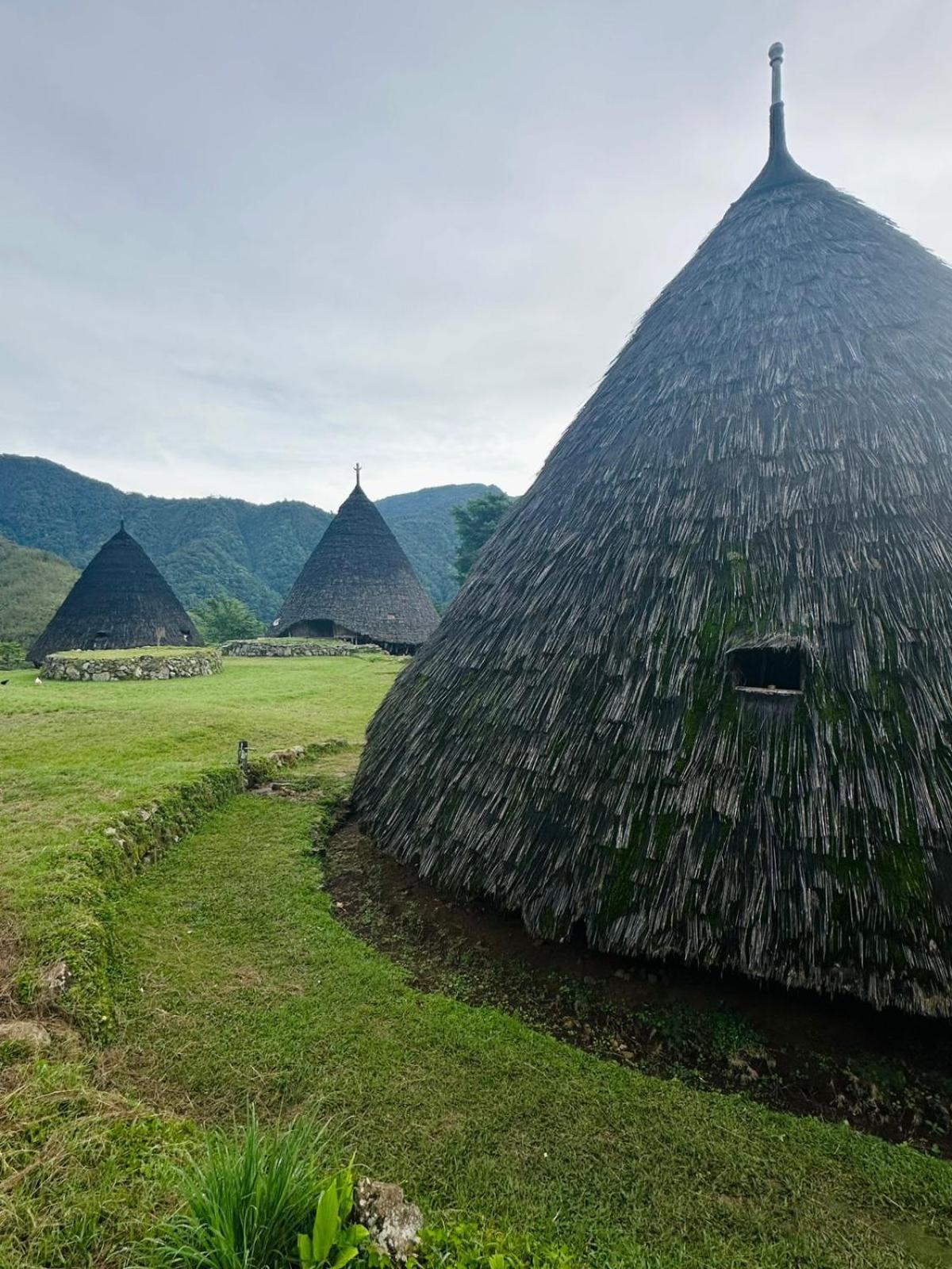 D'Flora Homestay Labuan Bajo Esterno foto