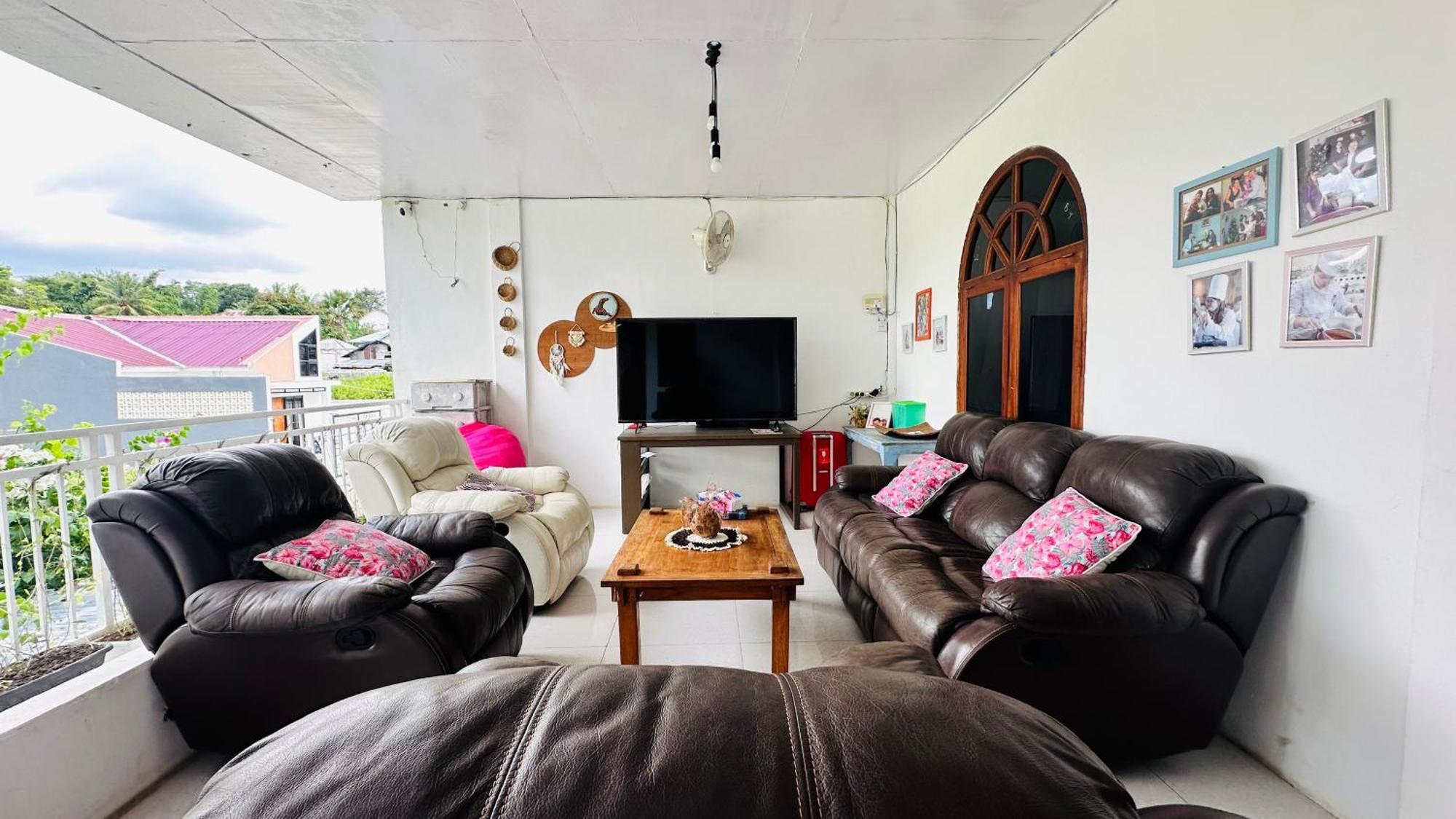 D'Flora Homestay Labuan Bajo Esterno foto